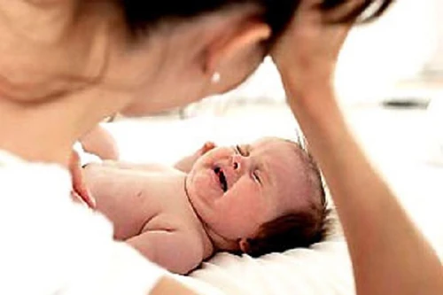 Mẹ khiến con chết ngạt vì không chịu nín khóc