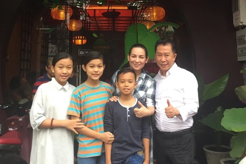 Vua đầu bếp Yan can cook ghé thăm nhà hàng chay của Phi Nhung