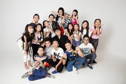 Đông Nhi - Ông Cao Thắng khoe ảnh cùng học trò "Giọng hát Việt nhí"