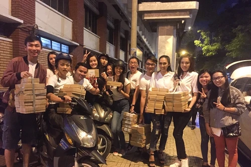 Lan Khuê cùng các học trò tặng bánh trung thu cho người lang thang