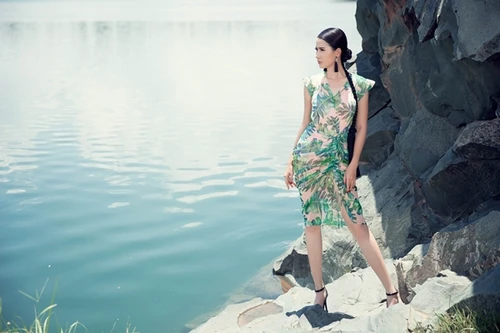 Phan Thị Mơ xinh đẹp thả dáng trước biển