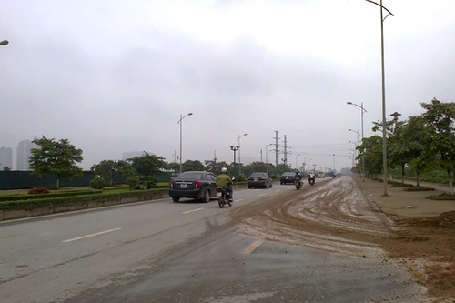 Trời mưa, xe công trình "sơn" bùn ra đường phố