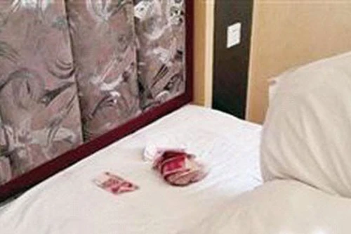 Thuê phòng nghỉ, nhặt được tiền dưới gối
