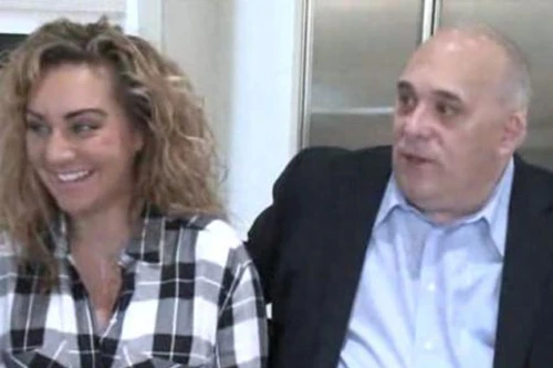 Bới tung núi rác tìm nhẫn kim cương