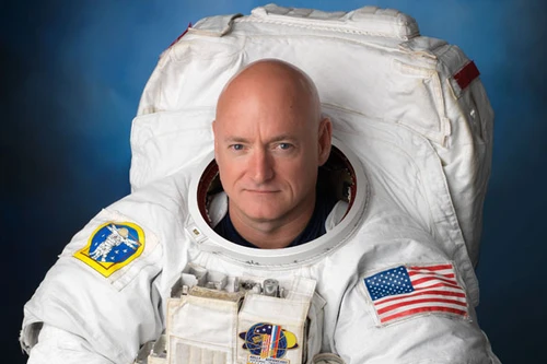 Chiều cao thay đổi khi sống lâu trong vũ trụ