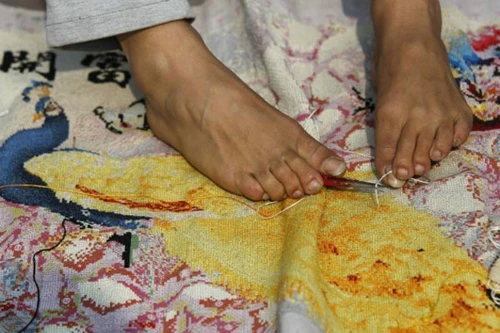 Thêu tranh bằng chân