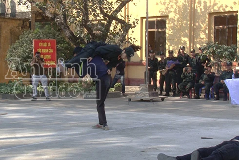 Xem "trình" võ thuật của nữ Cảnh sát cơ động đặc nhiệm