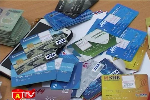 Làm gì để ngăn chặn tội phạm dùng thẻ ATM giả?