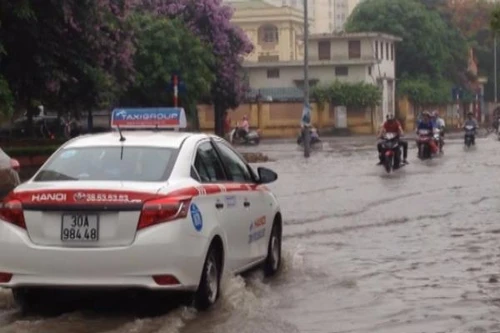 Mưa lớn ảnh hưởng đến giao thông ở một số khu vực nội thành 