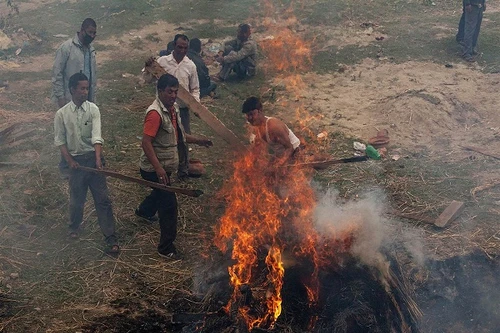 Đau xót trước cảnh hỏa thiêu nạn nhân thiệt mạng vì động đất ở Nepal