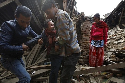Hàng ngàn người Nepal chạy trốn dư chấn của động đất