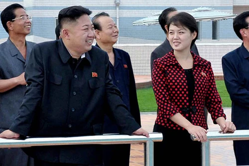 Phu nhân lãnh đạo Kim Jong-un tái xuất cùng chồng