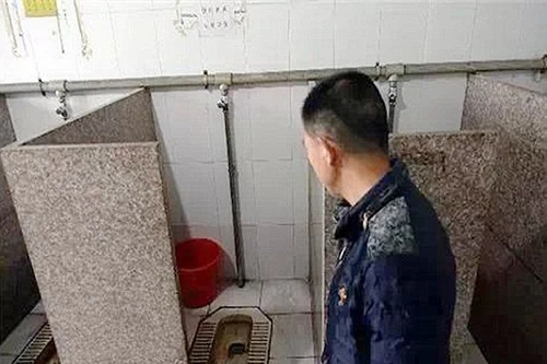 Bà mẹ Trung Quốc 17 tuổi nhẫn tâm bỏ con trong bồn cầu