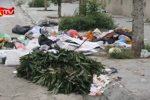  Xả rác bừa bãi ở phố Khai Sơn, Long Biên