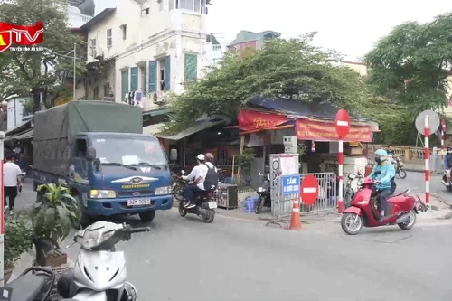  Nguy cơ tai nạn từ phương tiện đi ngược chiều tại phố Hàng Khoai và gầm cầu Long Biên 