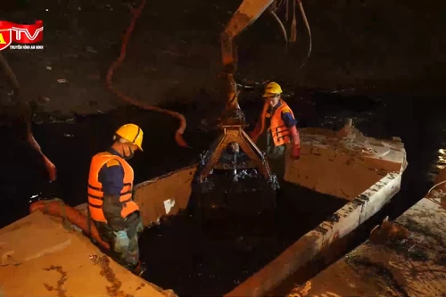 Một ngày làm việc của công nhân nạo vét sông Tô Lịch