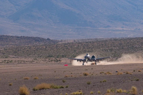 [ẢNH] Mỹ khiến đối thủ "ngước nhìn" khi cho cường kích A-10 hạ cánh trên nền đất