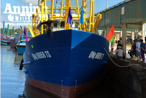 Bàn giao tàu vỏ thép cho chủ tàu cá bị Trung Quốc đâm chìm trên biển