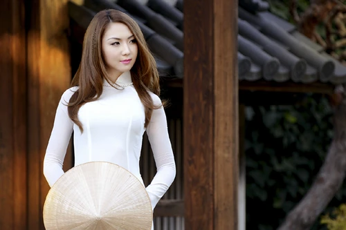 Hoa hậu Jennifer Chung thướt tha trong tà áo dài