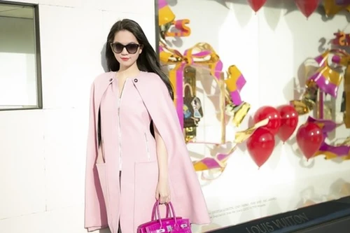 Ngọc Trinh đẹp kiêu sa ở Hàn Quốc, nhẹ nhàng "kiếm" cả tỷ đồng