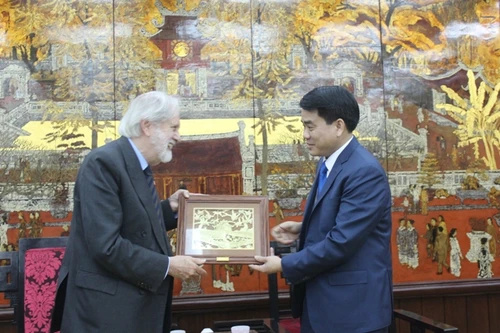 Hà Nội mong muốn hợp tác với Anh về giao thông, đào tạo nhân lực… 