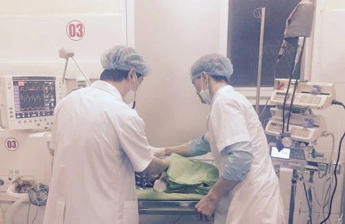 Phú Thọ: Một bé gái bị sốc sau tiêm phòng Quinvaxem được cứu sống