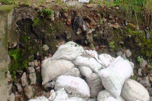 Có kẻ lén đổ 20 bao chất thải nguy hại ở khu dân cư