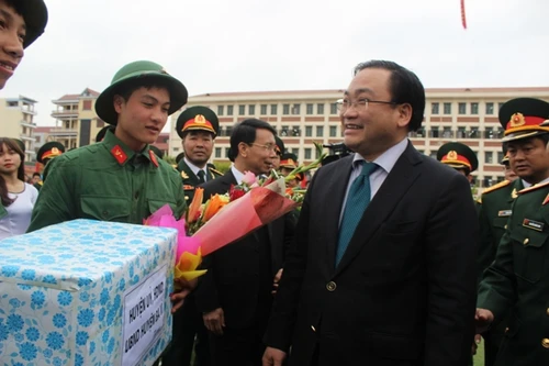 Bí thư Thành ủy Hoàng Trung Hải động viên tân binh huyện Ba Vì nhập ngũ