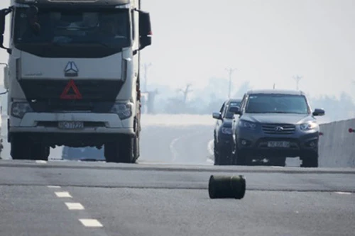 Ôtô nổ lốp trên cao tốc Hà Nội- Hải Phòng, tài xế tử nạn