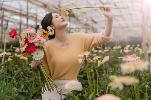 Khoảnh khắc đời thường của Lý Nhã Kỳ: hái hoa, thu hoạch rau củ quả