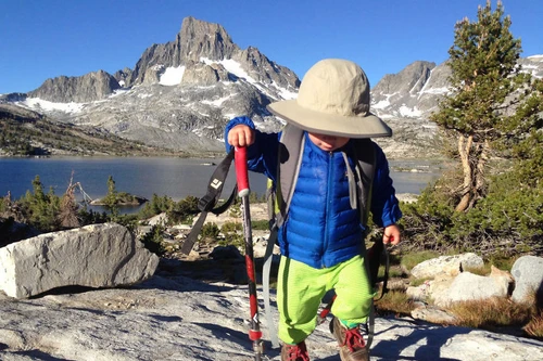 Cậu bé chưa đầy 2 tuổi vừa leo núi, vừa đi bộ... 483 km 