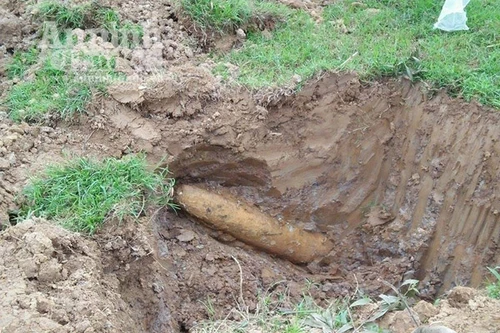 Phát hiện quả bom "khủng" nằm ngay cạnh đường liên thôn