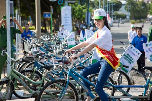 Hoa hậu Biển Thùy Trang đạp xe kêu gọi bảo vệ môi trường