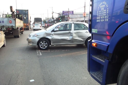 Va chạm container, ô tô 4 chỗ xoay ngang