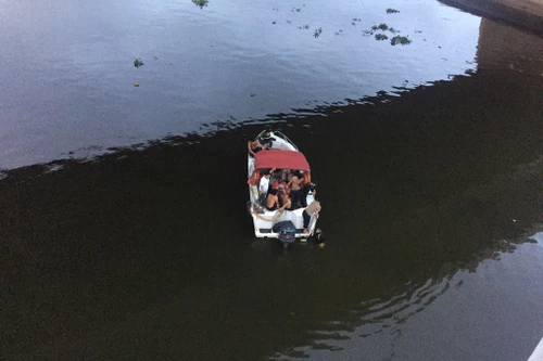 Cảnh sát PCCC nỗ lực lặn tìm người mất tích dưới sông trong đêm