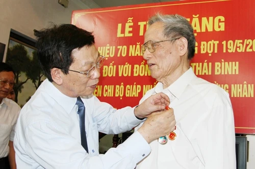 Trao tặng Huy hiệu 70 năm tuổi Đảng cho 3 lão thành cách mạng