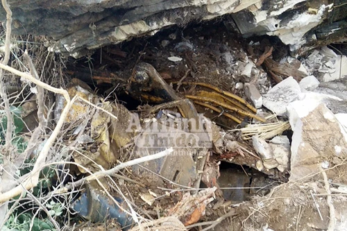 Đá sập đè nát máy xúc, một công nhân bị thương