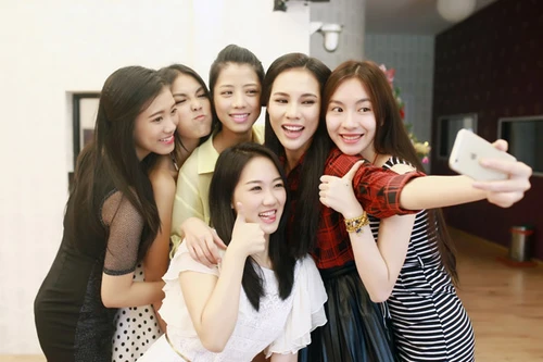 Ngắm vẻ đẹp rạng ngời của top 18 Hoa khôi Áo dài trước ngày chia tay