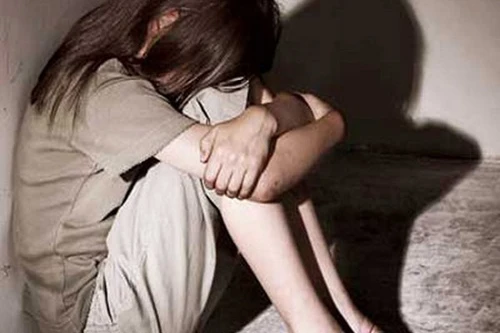 Bé gái 8 tuổi nhập viện vì bị hàng xóm cưỡng hiếp