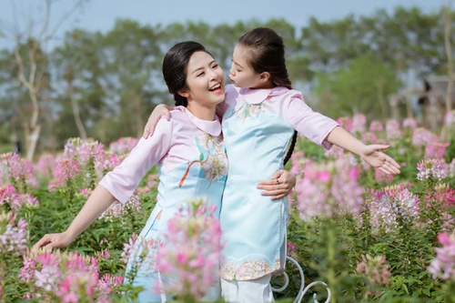 Hoa hậu Ngọc Hân diện áo dài đôi cùng "con gái nuôi"