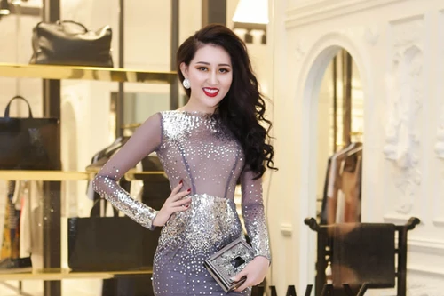 Hoa hậu Huỳnh Thúy Anh khoe nhan sắc "vạn người mê"