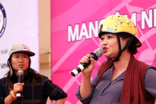 Danh hài Trà My "vác bụng bầu" lên sân khấu