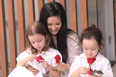 [ẢNH] Cuộc sống sau ly hôn của diva Hồng Nhung bên cặp song sinh "tựa thiên thần"
