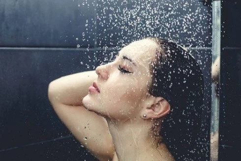 [ẢNH] Những nguy hiểm không ngờ từ việc tắm sai cách