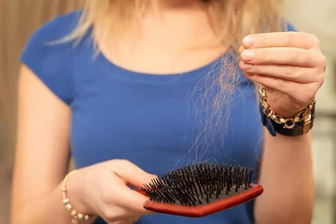 [ẢNH] Cảnh giác trước những hiểm họa từ thói quen để tóc ướt đi ngủ