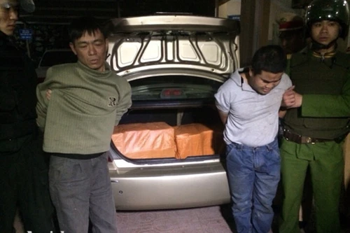 Chặn bắt “xế hộp” chở 200 bánh heroin trên cao tốc