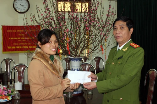 Hỗ trợ gia đình nữ công nhân viên bị hỏa hoạn thiêu rụi nhà