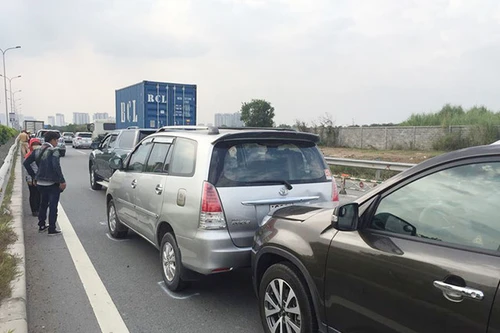 Va chạm liên hoàn 6 ô tô trên đường dẫn cao tốc