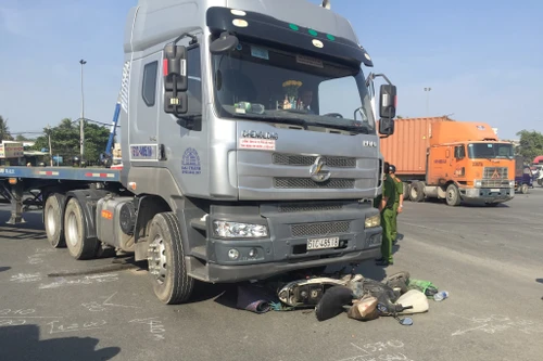 Người phụ nữ chết thảm dưới gầm xe container tại vòng xoay "tử thần"