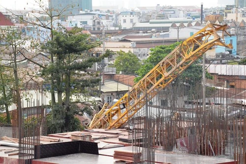Cần cẩu dự án Topaz Home sập đè dãy nhà trọ, 2 người bị thương